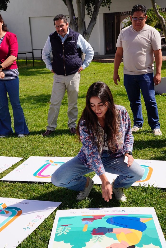 Materiales gráficos de Querétaro dispuestos sobre el pasto durante la preparación del evento